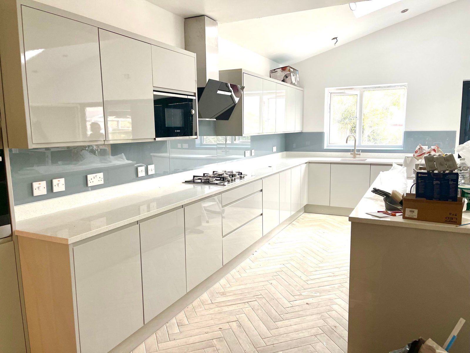 Light gray kitchen with a mid grey splashback