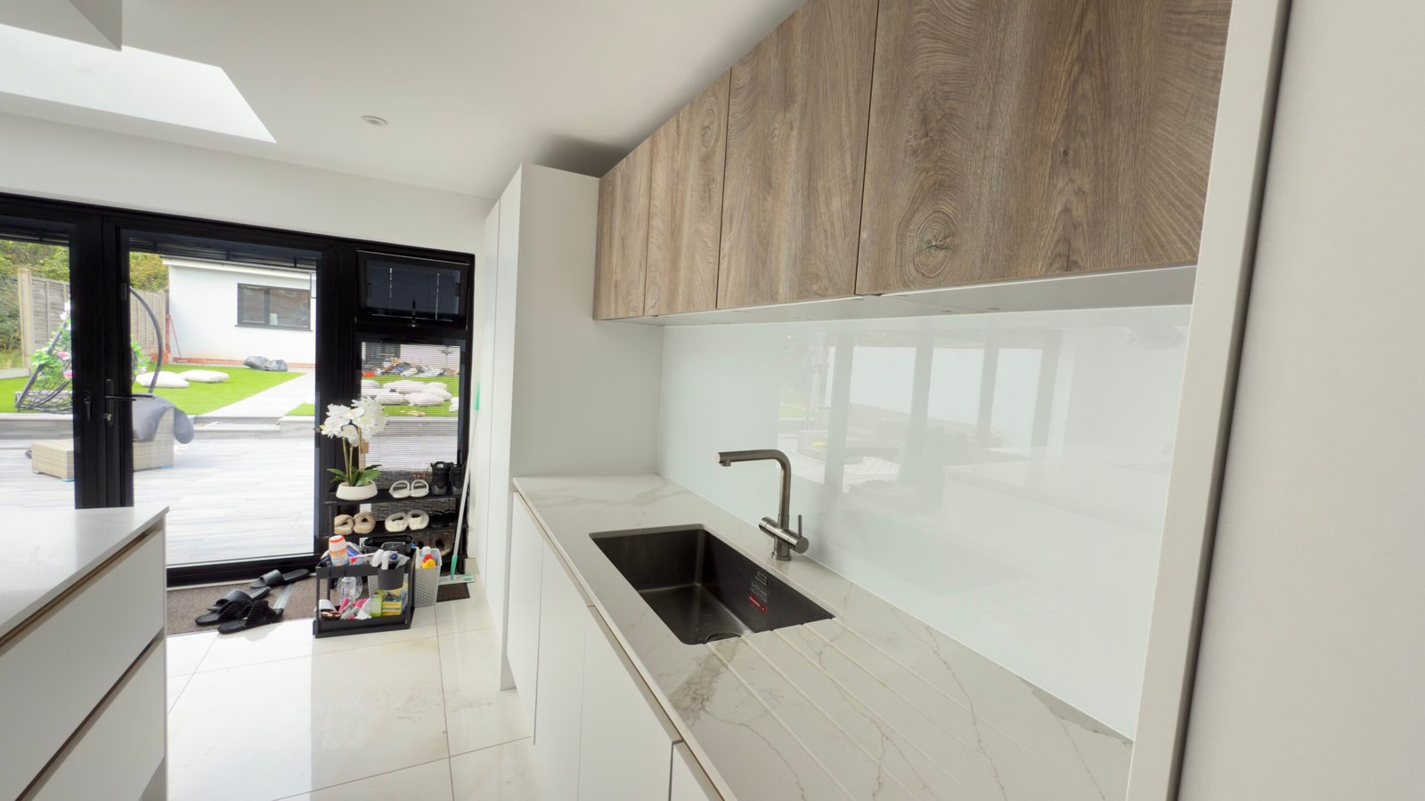 White kitchen with white splashback