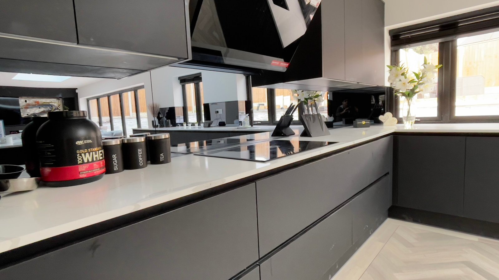 Anthracite kitchen with smoked grey mirror